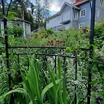 Rosegarden - Art&nature - Talo Luonnossa Kotimajoitukset Espoo