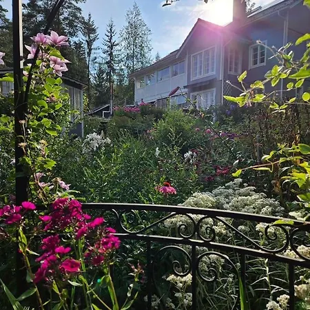 Kotimajoitukset Rosegarden - Art&nature - Talo Luonnossa *